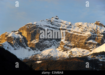 Späten Nachmittag Sonne Aufleuchten einer Klippe in der Nähe von Chamonix in den französischen Alpen Stockfoto