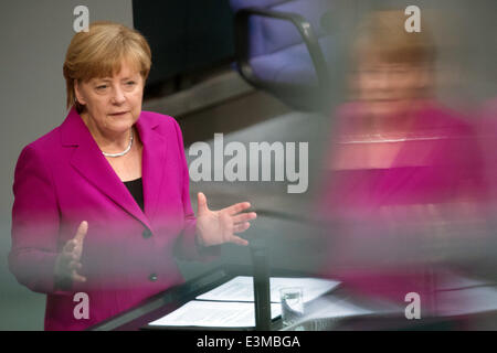 Berlin, Deutschland. 25. Juni 2014. Deutsche Bundeskanzlerin Angela Merkel (CDU) hält eine Rede im Bundestag in Berlin, Deutschland, 25. Juni 2014. Der Deutsche Bundestag berät über den Staatshaushalt. Foto: MAURIZIO GAMBARINI/DPA/Alamy Live-Nachrichten Stockfoto