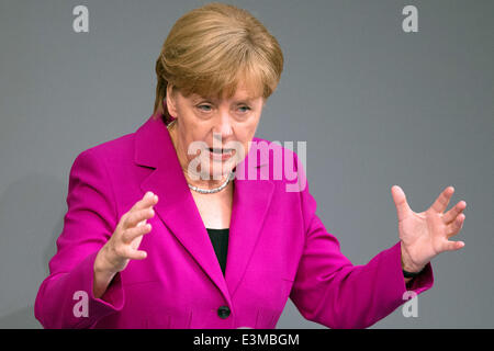 Berlin, Deutschland. 25. Juni 2014. Deutsche Bundeskanzlerin Angela Merkel (CDU) hält eine Rede im Bundestag in Berlin, Deutschland, 25. Juni 2014. Der Deutsche Bundestag berät über den Staatshaushalt. Foto: MAURIZIO GAMBARINI/DPA/Alamy Live-Nachrichten Stockfoto