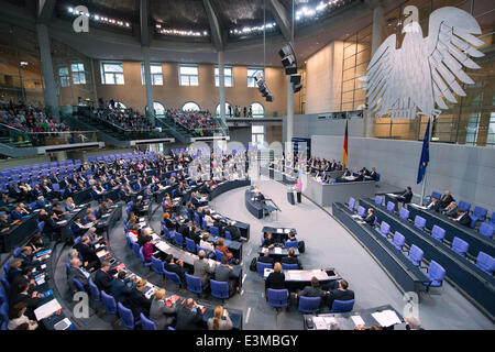 Berlin, Deutschland. 25. Juni 2014. Deutsche Bundeskanzlerin Angela Merkel (CDU) hält eine Rede im Bundestag in Berlin, Deutschland, 25. Juni 2014. Der Deutsche Bundestag berät über den Staatshaushalt. Foto: MAURIZIO GAMBARINI/DPA/Alamy Live-Nachrichten Stockfoto