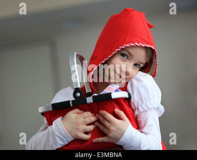 Niedliche Mädchen verkleidet als Little Red Riding Hood (Turnvaters) während einer Karnevalsparty im Kindergarten. Leipzig, Deutschland. Stockfoto