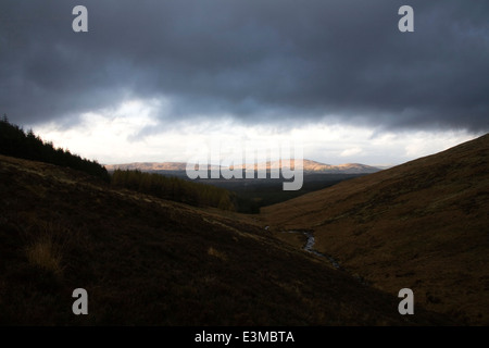 Stürmischen Wolken über die Hügel des Galloway Forest Park von Rhinns of Kells, Dumfries and Galloway, Schottland Stockfoto