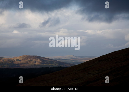 Stürmischen Wolken über die Hügel des Galloway Forest Park von Rhinns of Kells, Dumfries and Galloway, Schottland Stockfoto