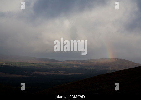 Regenbogen über der Galloway Forest Park aus den Rhinns von Kells, Dumfries and Galloway, Schottland Stockfoto