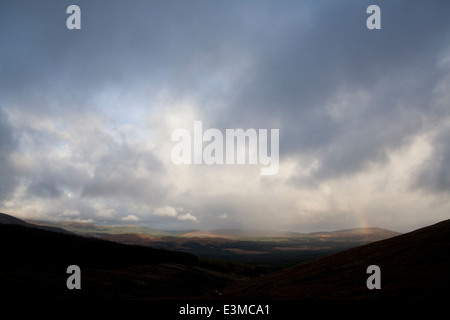 Regenbogen über der Galloway Forest Park aus den Rhinns von Kells, Dumfries and Galloway, Schottland Stockfoto