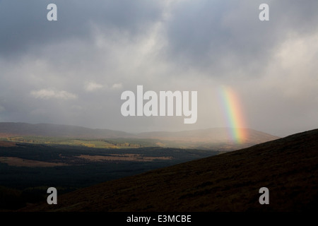 Regenbogen über der Galloway Forest Park aus den Rhinns von Kells, Dumfries and Galloway, Schottland Stockfoto