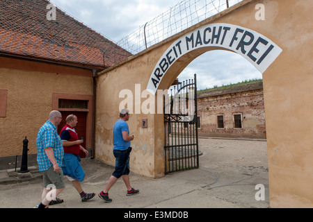 Arbeit Macht Frei, die Inschrift über dem Tor der kleinen Festung Theresienstadt, Tschechische Republik Stockfoto