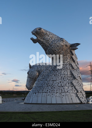 Die herrlichen Kelpies Pferd Kopf Skulpturen, von Andy Scott entworfen.  Teil des Projekts "Helix" in Falkirk. Stockfoto