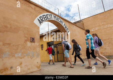 Arbeit Macht Frei, die Inschrift über dem Tor der kleinen Festung Theresienstadt, Tschechische Republik Stockfoto