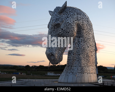 Eines der großartigen Kelpies Pferd Kopf Skulpturen, von Andy Scott entworfen.  Teil des Projekts "Helix" in Falkirk. Stockfoto