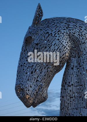 Eines der großartigen Kelpies Pferd Kopf Skulpturen, von Andy Scott entworfen.  Teil des Projekts "Helix" in Falkirk. Stockfoto