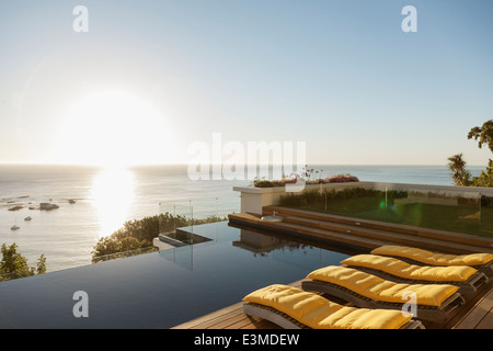 Blick auf den Sonnenuntergang über Meer von Luxus-Terrasse Stockfoto