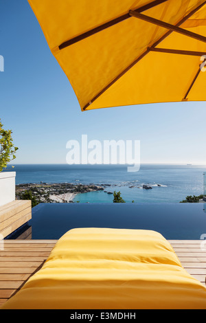 Lounge-Sessel mit Blick auf Pool und Meer Stockfoto