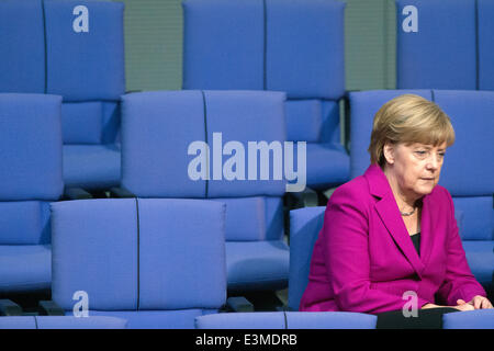 Berlin, Deutschland. 25. Juni 2014. Deutsche Bundeskanzlerin Angela Merkel (CDU) besucht eine Sitzung des Deutschen Bundestages in Berlin, Deutschland, 25. Juni 2014. Der Deutsche Bundestag berät über den Staatshaushalt. Foto: MAURIZIO GAMBARINI/DPA/Alamy Live-Nachrichten Stockfoto