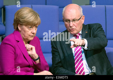 Berlin, Deutschland. 25. Juni 2014. Während einer Sitzung des Deutschen Bundestages in Berlin, Deutschland, 25. Juni 2014 sprechen deutsche Bundeskanzlerin Angela Merkel (CDU) und Vorsitzender der CDU/CSU-Fraktion im Bundestag Volker Kauder (CDU). Der Deutsche Bundestag berät über den Staatshaushalt. Foto: MAURIZIO GAMBARINI/DPA/Alamy Live-Nachrichten Stockfoto