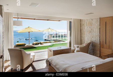 Schlafzimmer mit Blick auf Terrasse und Meerblick Stockfoto