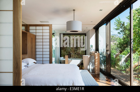 Luxus Schlafzimmer Raum benutzt zum Badezimmer Eintrag, Mauer Kabinett zum  Zubehör. 35983010 Stock-Photo bei Vecteezy