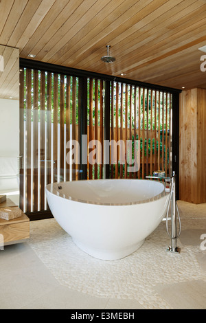 Moderne Badewanne im Badezimmer Stockfoto