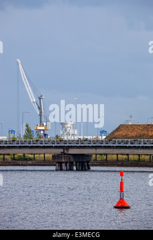 Hafen Kai mit Boje und Kran im Hintergrund. Stockfoto