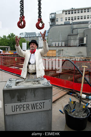 Berlin, Deutschland. 25. Juni 2014. Senior Suervisor Dietmar Kurde leitet einen Kran, der den Grundstein in der Baugrube auf der Baustelle des Projektes Hochhaus "Upper West" am Breitscheidplatz in Berlin, Deutschland, 25. Juni 2014 hebt. Das 250 Millionen Euro-Hochhaus wird voraussichtlich Mitte 2016 abgeschlossen sein. Foto: BERND VON JUTRCZENKA/DPA/Alamy Live-Nachrichten Stockfoto