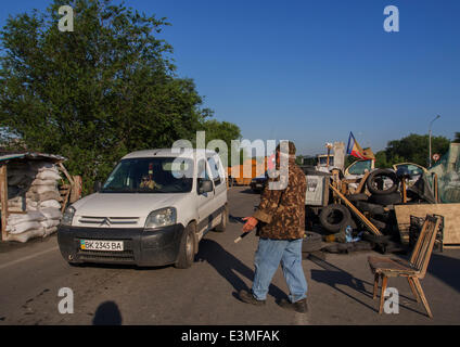 Oleksandrivs'k, Luhans'ka Oblast, Ukraine. 24. Juni 2014. Bewaffneten Aufständischen prorussischen überprüfen Sie Autos in der Stadt Himmelfahrtkathedrale, Luhans'ka Oblast – durch zahlreiche terroristische Angriffe auf die Position des ukrainischen Truppen wurde 24. Juni 2014 von Mi-8 Hubschrauber, töten neun ukrainische Militär getroffen. Als Folge dieses und andere terroristische Anschläge Präsident der Ukraine Petro Poroschenko nicht ausgeschlossen, dass ein Waffenstillstand vorzeitig abgebrochen werden kann. Bildnachweis: Igor Golovnov/Alamy Live-Nachrichten Stockfoto