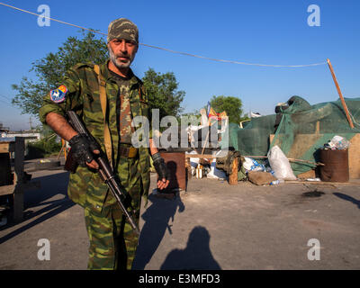 Oleksandrivs'k, Luhans'ka Oblast, Ukraine. 24. Juni 2014. Pro-russische Rebellen am Checkpoint in der Oleksandrivs'k Stadt, Luhans'ka Oblast--wegen zahlreicher Terroranschläge auf die Position des ukrainischen Truppen, die Mi-8 Hubschrauber, 24. Juni 2014 getroffen wurde töten neun ukrainische Militär bewaffnet. Als Folge dieses und andere terroristische Anschläge Präsident der Ukraine Petro Poroschenko nicht ausgeschlossen, dass ein Waffenstillstand vorzeitig abgebrochen werden kann. Bildnachweis: Igor Golovnov/Alamy Live-Nachrichten Stockfoto