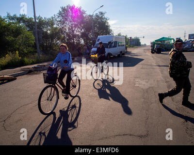 Oleksandrivs'k, Luhans'ka Oblast, Ukraine. 24. Juni 2014. Bewaffneten Aufständischen prorussischen überprüfen Sie Autos in der Oleksandrivs'k Stadt, Luhans'ka Oblast – durch zahlreiche terroristische Angriffe auf die Position des ukrainischen Truppen wurde 24. Juni 2014 von Mi-8 Hubschrauber, töten neun ukrainische Militär getroffen. Als Folge dieses und andere terroristische Anschläge Präsident der Ukraine Petro Poroschenko nicht ausgeschlossen, dass ein Waffenstillstand vorzeitig abgebrochen werden kann. Bildnachweis: Igor Golovnov/Alamy Live-Nachrichten Stockfoto