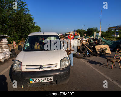 Oleksandrivs'k, Luhans'ka Oblast, Ukraine. 24. Juni 2014. Bewaffneten Aufständischen prorussischen überprüfen Sie Autos in der Oleksandrivs'k Stadt, Luhans'ka Oblast – durch zahlreiche terroristische Angriffe auf die Position des ukrainischen Truppen wurde 24. Juni 2014 von Mi-8 Hubschrauber, töten neun ukrainische Militär getroffen. Als Folge dieses und andere terroristische Anschläge Präsident der Ukraine Petro Poroschenko nicht ausgeschlossen, dass ein Waffenstillstand vorzeitig abgebrochen werden kann. Bildnachweis: Igor Golovnov/Alamy Live-Nachrichten Stockfoto