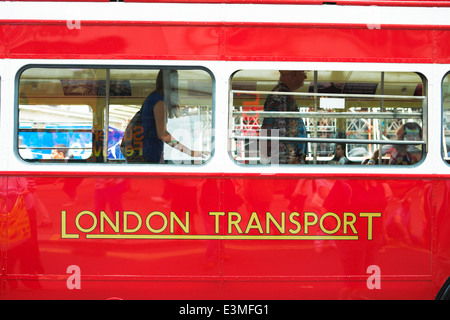 London Transport-Logo an der Seite einen roten Londoner bus Stockfoto