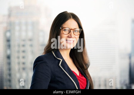 Porträt von zuversichtlich Geschäftsfrau in städtischen Fenster Stockfoto