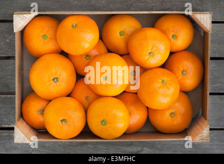 Holzkiste frische Mandarinen Stockfoto