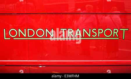 London Transport-Logo an der Seite einen roten Londoner bus Stockfoto