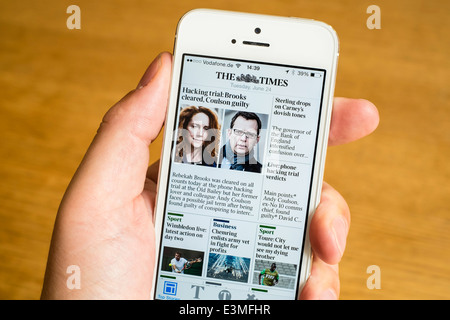 Die Zeiten mobile Zeitung app auf iPhone Smartphone zeigt Telefon hacking Test Urteil Stockfoto