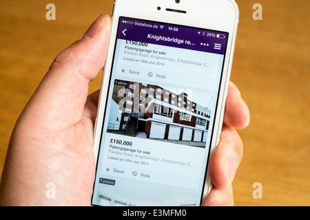 Teure Garagen zum Verkauf auf Zoopla Eigenschaft app auf iPhone Smartphone Stockfoto