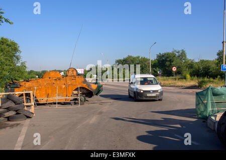 Oleksandrivs'k, Luhans'ka Oblast, Ukraine. 24. Juni 2014. Bewaffneten Aufständischen prorussischen überprüfen Sie Autos in der Oleksandrivs'k Stadt, Luhans'ka Oblast – durch zahlreiche terroristische Angriffe auf die Position des ukrainischen Truppen wurde 24. Juni 2014 von Mi-8 Hubschrauber, töten neun ukrainische Militär getroffen. Als Folge dieses und andere terroristische Anschläge Präsident der Ukraine Petro Poroschenko nicht ausgeschlossen, dass ein Waffenstillstand vorzeitig abgebrochen werden kann. Bildnachweis: Igor Golovnov/Alamy Live-Nachrichten Stockfoto