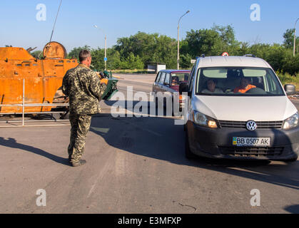 Oleksandrivs'k, Luhans'ka Oblast, Ukraine. 24. Juni 2014. Bewaffneten Aufständischen prorussischen überprüfen Sie Autos in der Oleksandrivs'k Stadt, Luhans'ka Oblast – durch zahlreiche terroristische Angriffe auf die Position des ukrainischen Truppen wurde 24. Juni 2014 von Mi-8 Hubschrauber, töten neun ukrainische Militär getroffen. Als Folge dieses und andere terroristische Anschläge Präsident der Ukraine Petro Poroschenko nicht ausgeschlossen, dass ein Waffenstillstand vorzeitig abgebrochen werden kann. Bildnachweis: Igor Golovnov/Alamy Live-Nachrichten Stockfoto