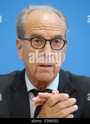 Berlin, Deutschland. 25. Juni 2014. Vorsitzende von UNICEF Deutschland Jürgen Heraeus präsentiert den UNICEF-Bericht 2014 in Berlin, Deutschland, 25. Juni 2014. Foto: HANNIBAL/DPA/Alamy Live-Nachrichten Stockfoto