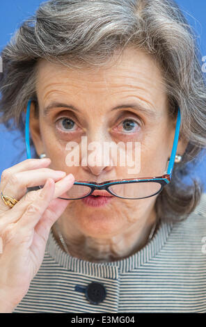 Berlin, Deutschland. 25. Juni 2014. Sonderbeauftragten des Generalsekretärs der Vereinten Nationen über Gewalt gegen Kinder Marta Santos Pais präsentiert den UNICEF-Bericht 2014 in Berlin, Deutschland, 25. Juni 2014. Foto: HANNIBAL/DPA/Alamy Live-Nachrichten Stockfoto