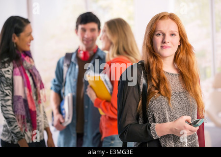 Porträt von College-Student mit Handy Stockfoto