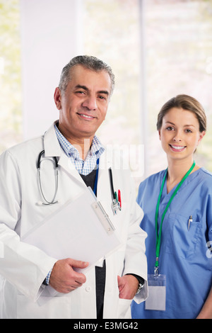 Porträt des Lächelns, Arzt und Krankenschwester Stockfoto