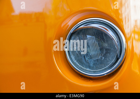 Horizontale Nahaufnahme von VW Volkswagen T2 Wohnmobil rechts Scheinwerfer auf orange Motorhaube Stockfoto