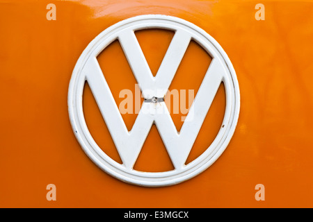 Horizontale Nahaufnahme eines weißen VW T2 Camper van Logo auf orange Motorhaube Stockfoto