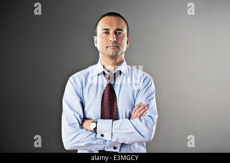 Porträt von zuversichtlich Geschäftsmann mit verschränkten Armen Stockfoto