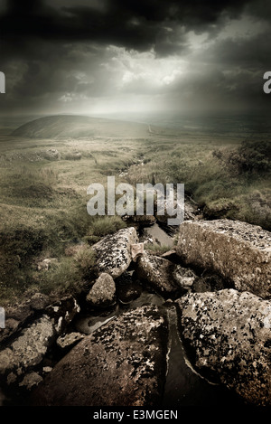 Dramatischen wilden Moorlandschaften. Wilde Landschaft aus Dartmoor, UK Stockfoto