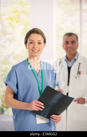 Porträt von zuversichtlich Krankenschwester mit x-ray Stockfoto