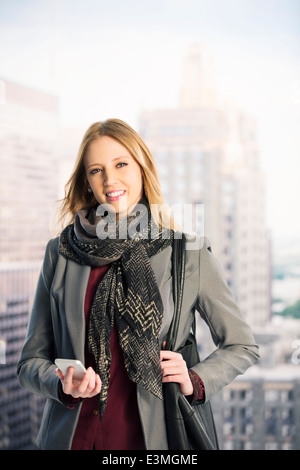 Porträt von zuversichtlich Geschäftsfrau in städtischen Fenster Stockfoto