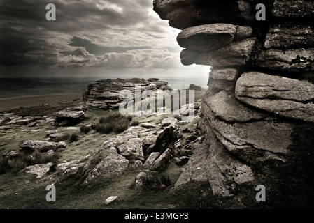 Dramatischen wilden Moorlandschaften Felsen. Wilde Landschaft aus Dartmoor, UK Stockfoto