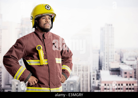 Porträt von zuversichtlich Feuerwehrmann im städtischen Fenster Stockfoto