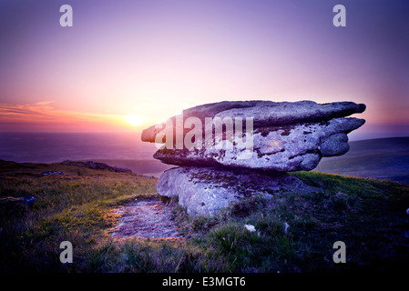 Dramatischen wilden Moorlandschaften Felsen. Sonnenuntergang, wilde Landschaft aus Dartmoor, UK Stockfoto
