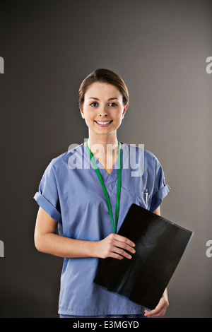 Porträt von zuversichtlich Krankenschwester mit x-ray Stockfoto